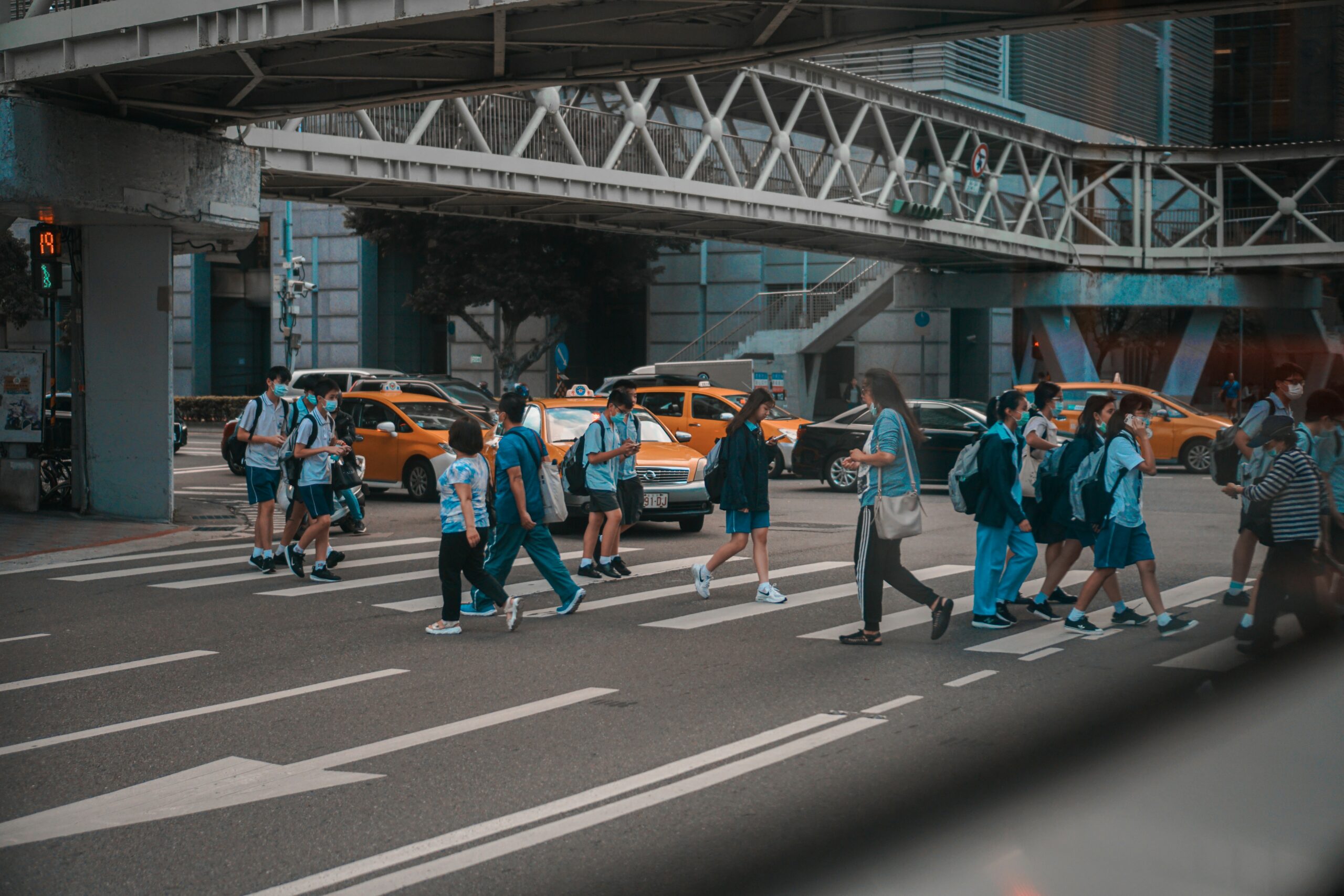 台灣租車,禮讓行人,多名行人走在斑馬線上,兩台計程車等待行人穿越