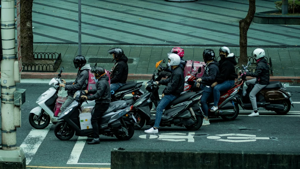 多台台灣機車在機車停等區等待紅燈