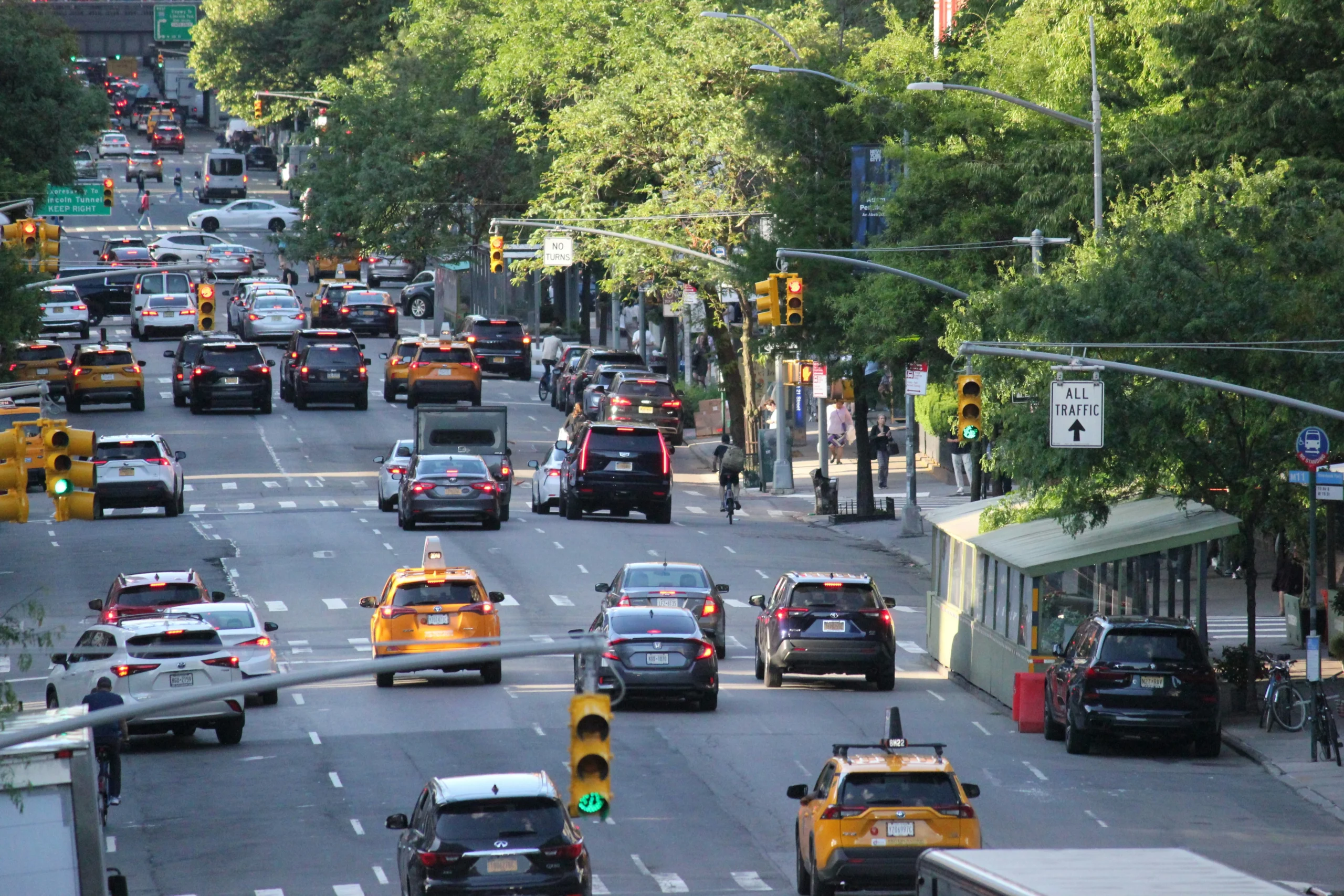 美國市區道路圖,許多紅綠燈與車輛在街上