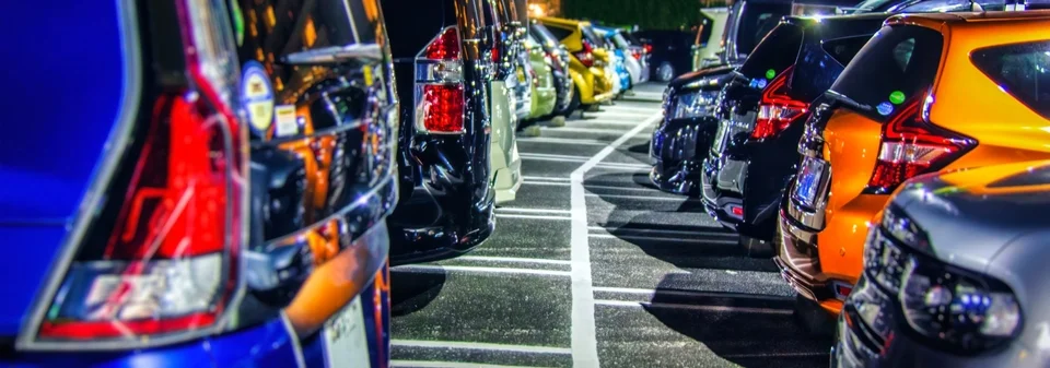 在沖繩租車停在沖繩停車場裡面有著五顏六色的車輛