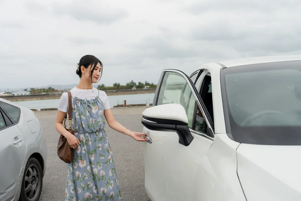 一位日本女性在沖繩租車
