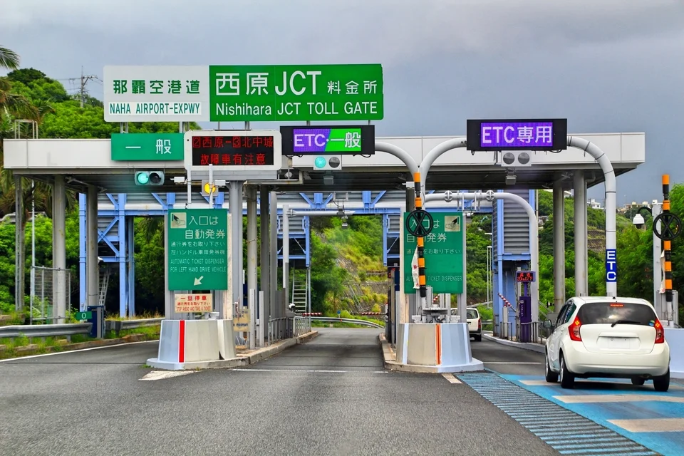 在沖繩租車經過沖繩高速公路etc收費站