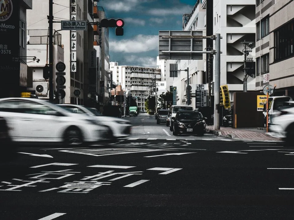 沖繩的街道路口,車輛等待紅燈通行