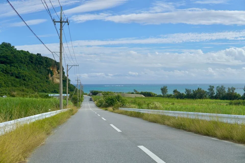 沖繩郊區採白色車道線分割