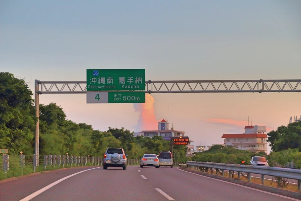在沖繩租車開上沖繩高速公路景象圖