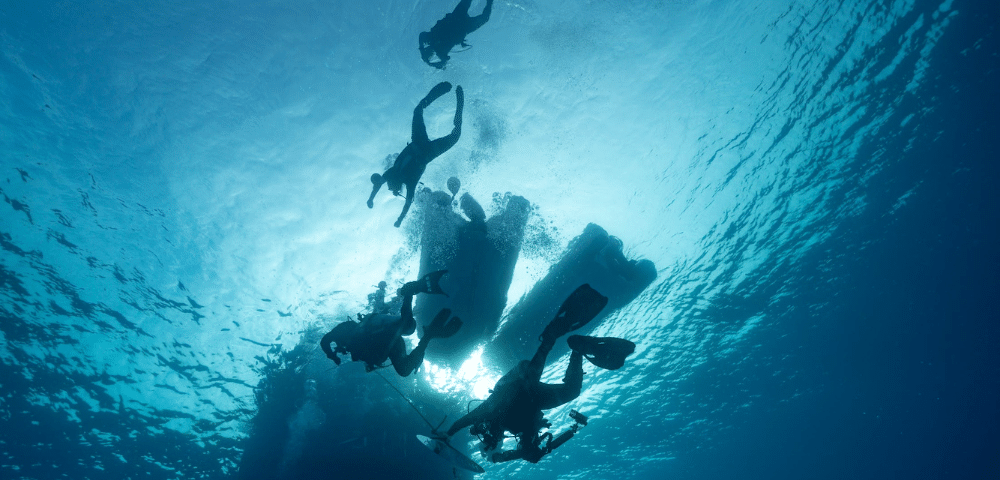 沖縄旅行の人気観光スポットは青の洞窟ダイビングです。
