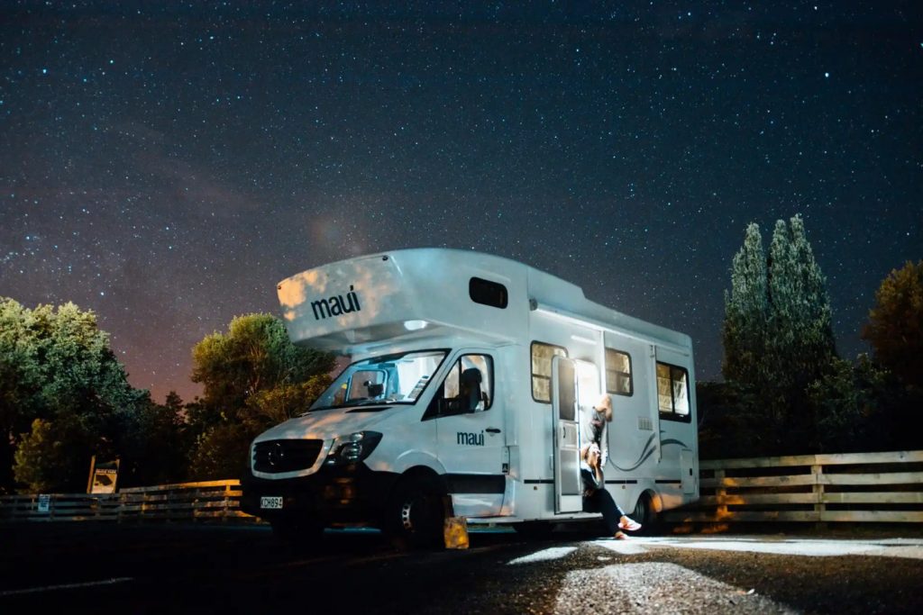 一台露營車停在星空下