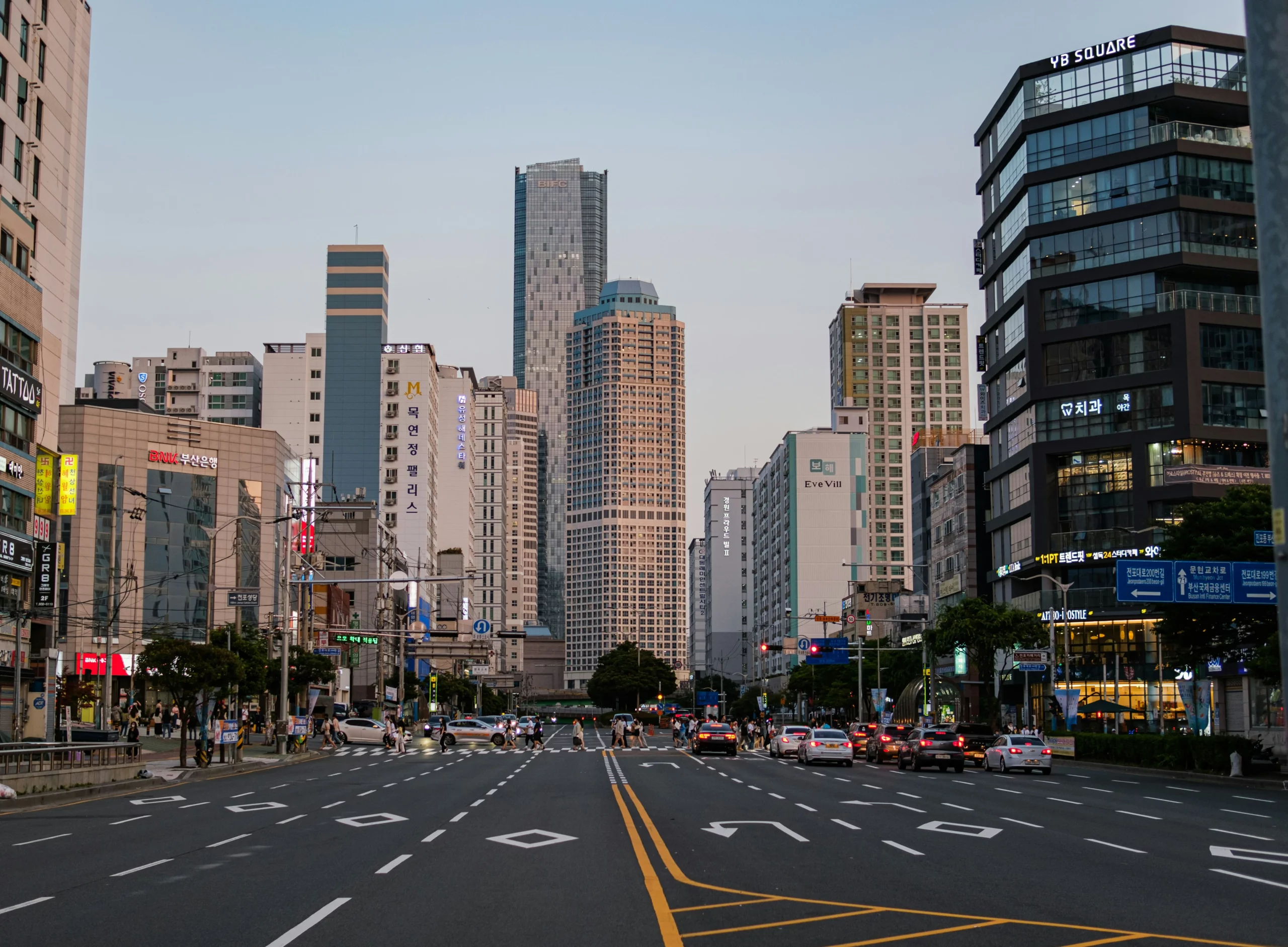 韓國租車,路面標誌,鑽石標誌,前方有人行道,韓國街景