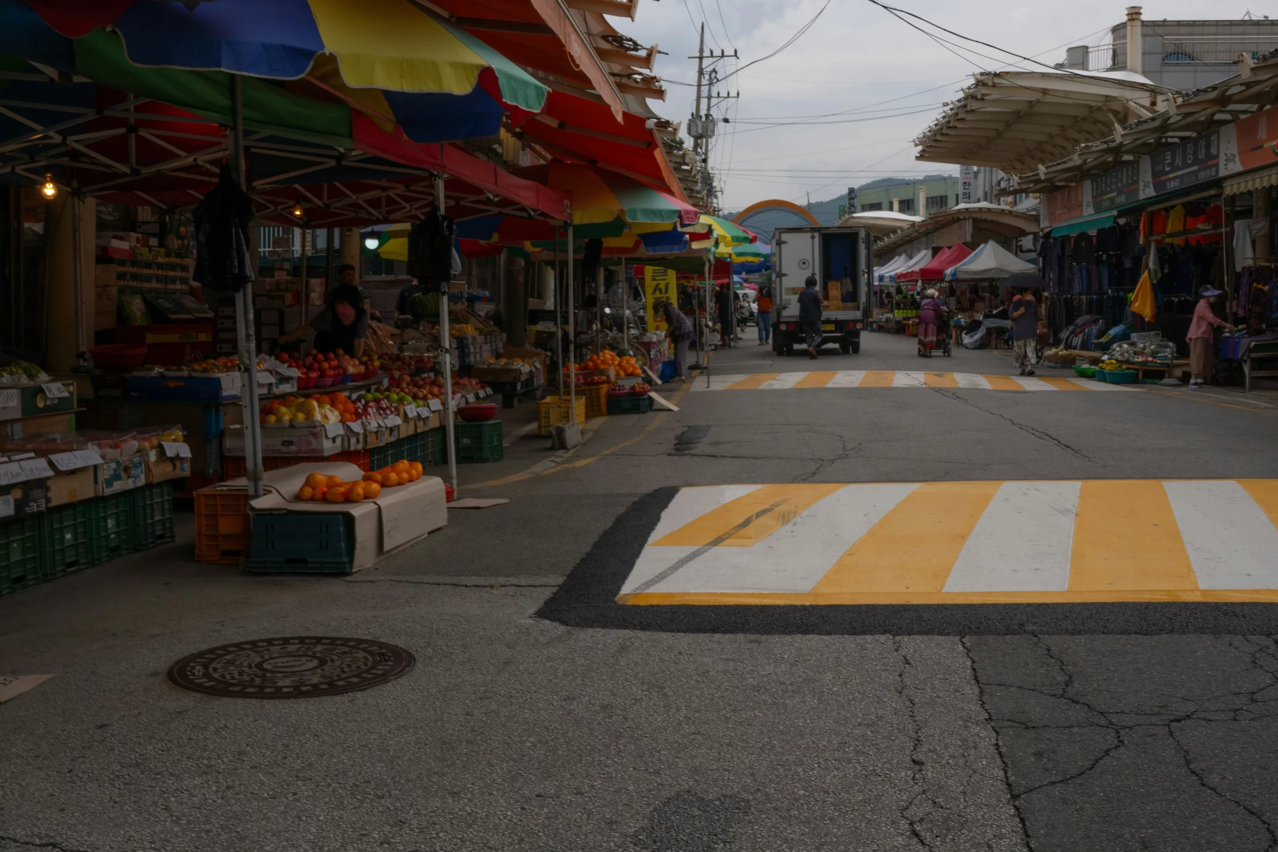 韓國交通規則,減速帶,減速丘,兩個減速丘在傳統市場