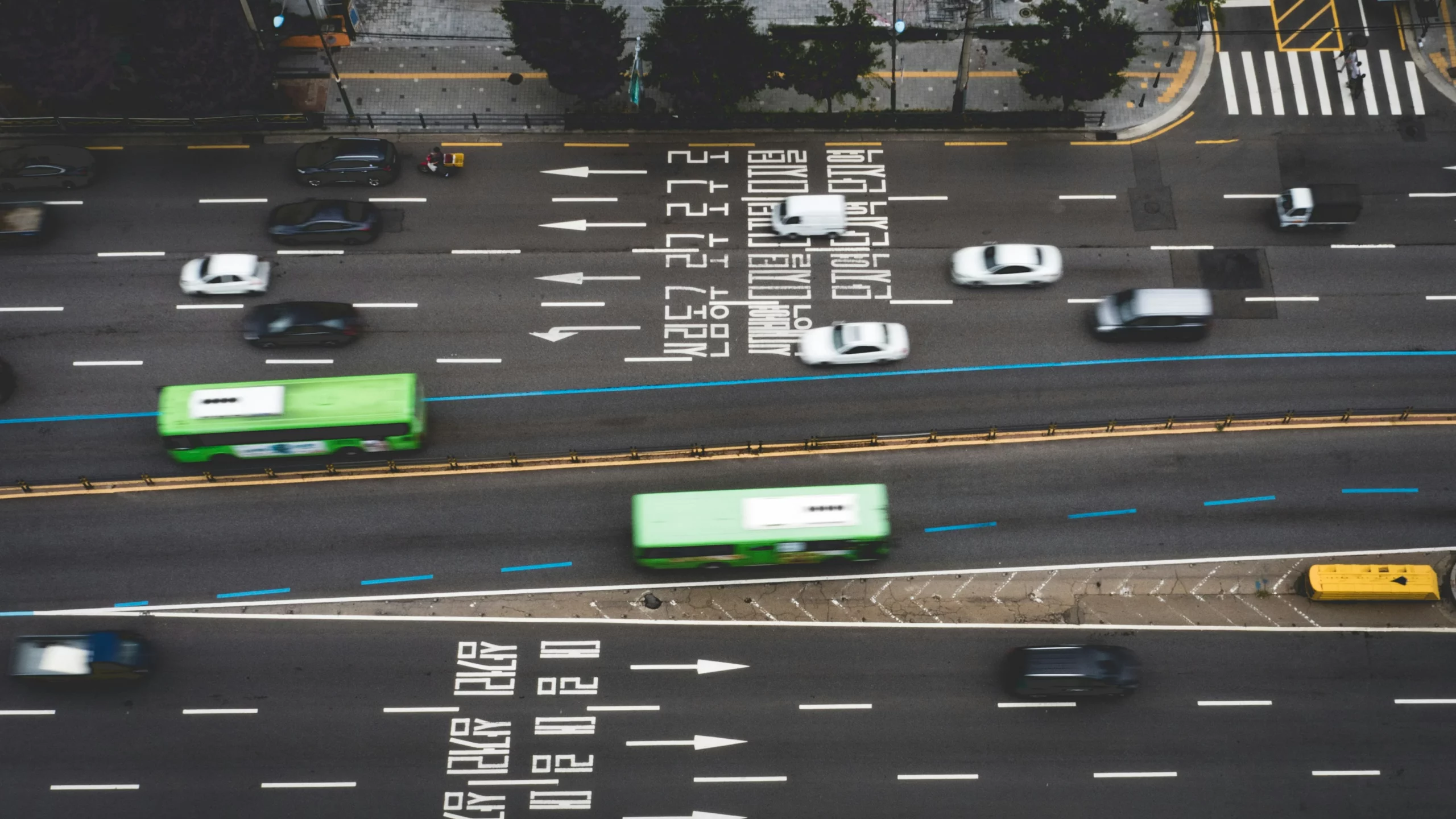 韓國租車,南韓街景,兩台公車行駛在公車道上