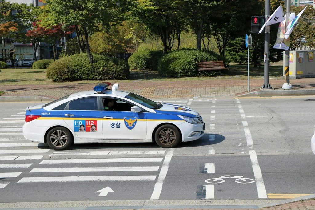 韓國警察,一台韓國警車開在馬路上