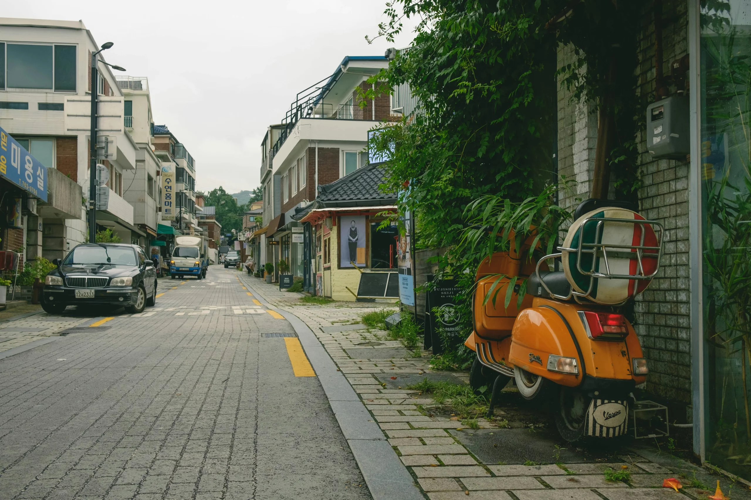 韓國租車,韓國路邊臨停標線,臨停規則,幾台車輛短暫停放在南韓路邊