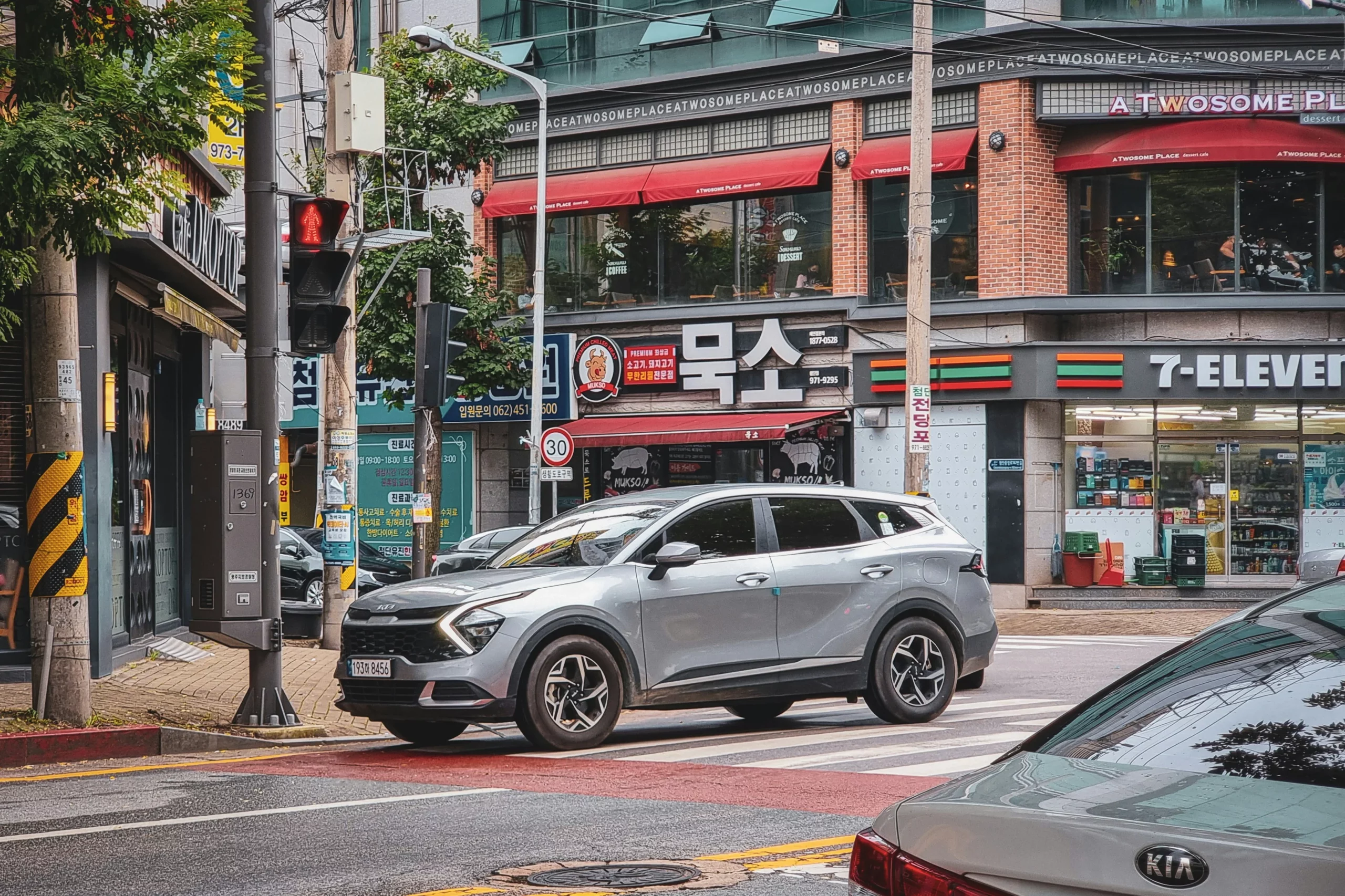 韓國租車,韓國街景,一台車停在斑馬線上