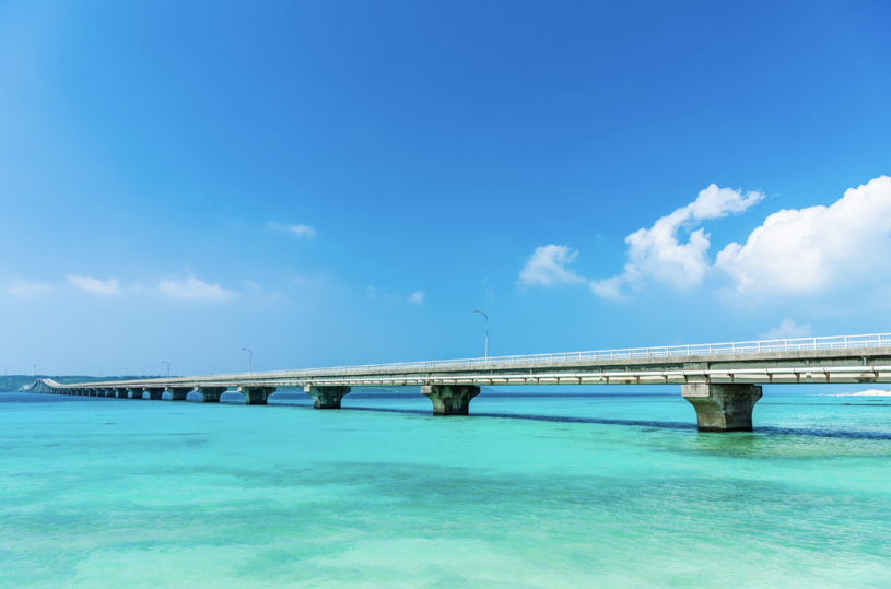 日本沖繩的跨海大橋，湛藍的大海，通往古宇利島