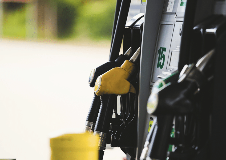 韓國加油站，黃色與黑色油槍，無鉛汽油與柴油