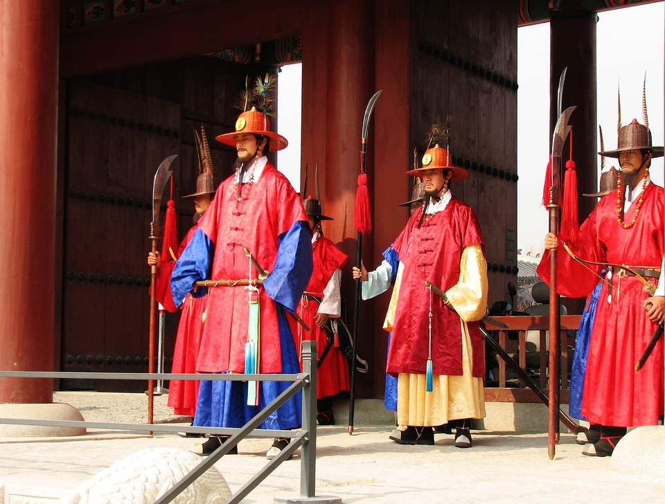 首爾熱門景點，景福宮守衛交接儀式，許多穿著傳統韓服的人，正在表演交接儀式