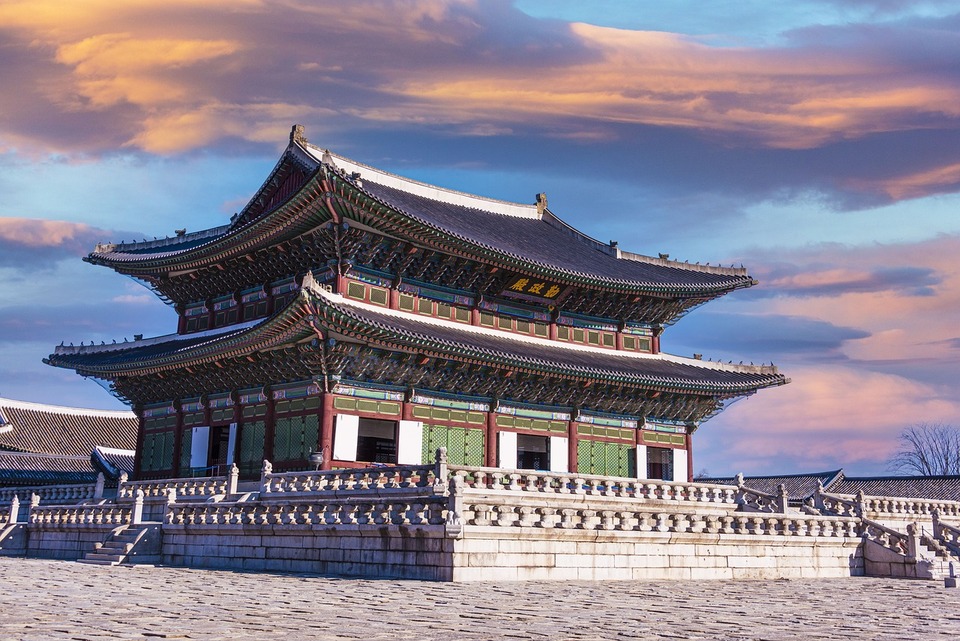 首爾自由行熱門景點，景福宮，背景的天空色彩斑斕