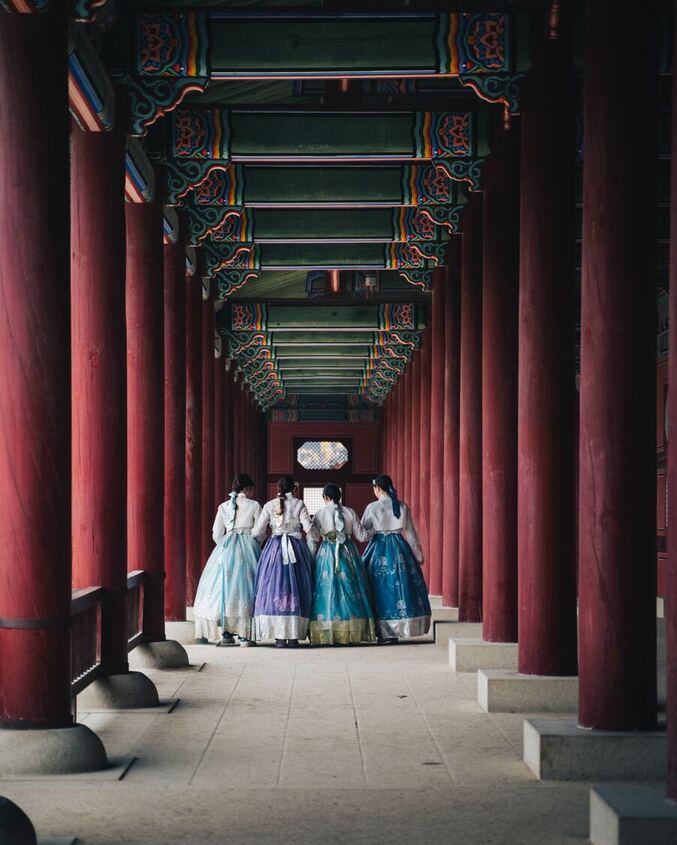 首爾自由行必去體驗,傳統韓服體驗,四名女子穿著韓服拍照