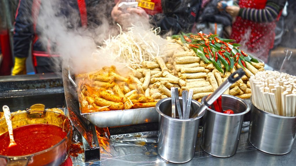 首爾首爾自由行必吃美食,辣炒年糕路邊攤,餐車上有辣醬以及多種餐具