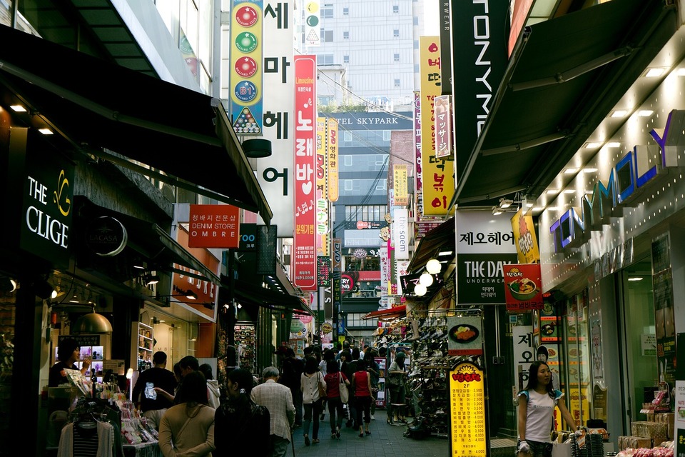 首爾熱門景點,明洞商圈巷弄內,非常多逛街的民眾