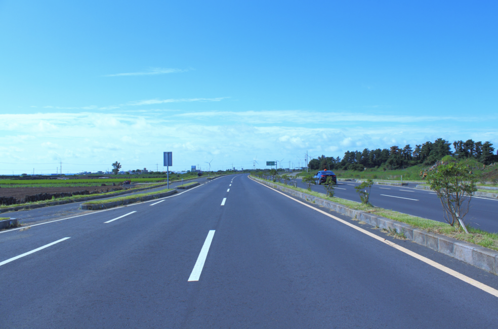 濟州島高速公路，碧藍的天空，寬敞的高速公路