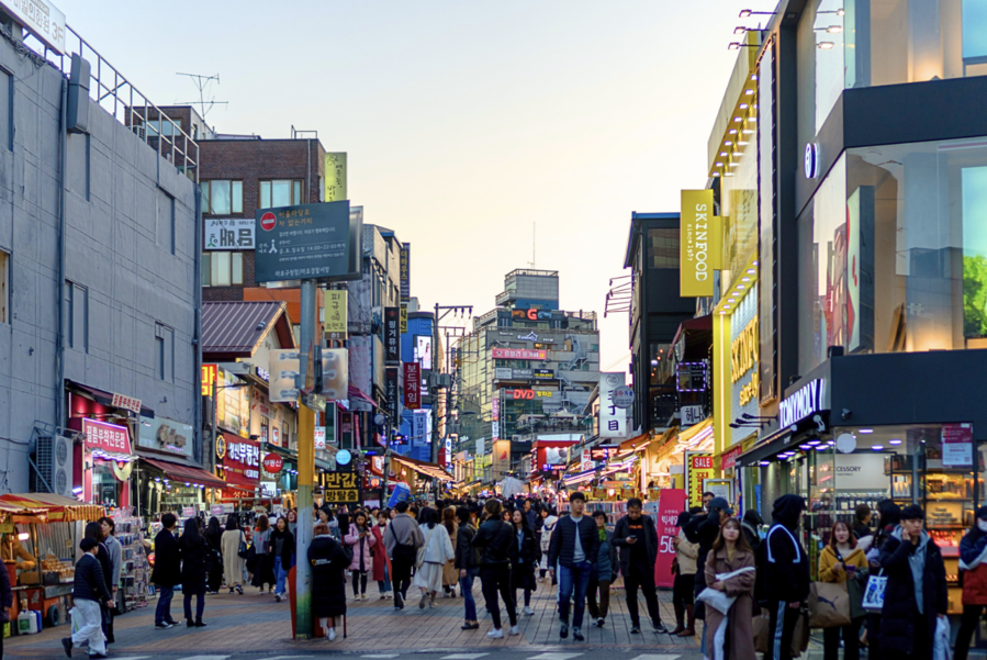首爾熱門景點,弘大商圈,購物好地點,許多店家招牌,路上人滿為患