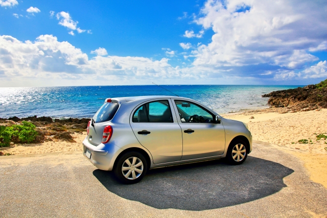 沖縄レンタカーをする後、お客様は沖縄の海辺でドライブを楽しむことができます。