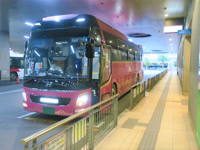 沖縄旅行の観光バス