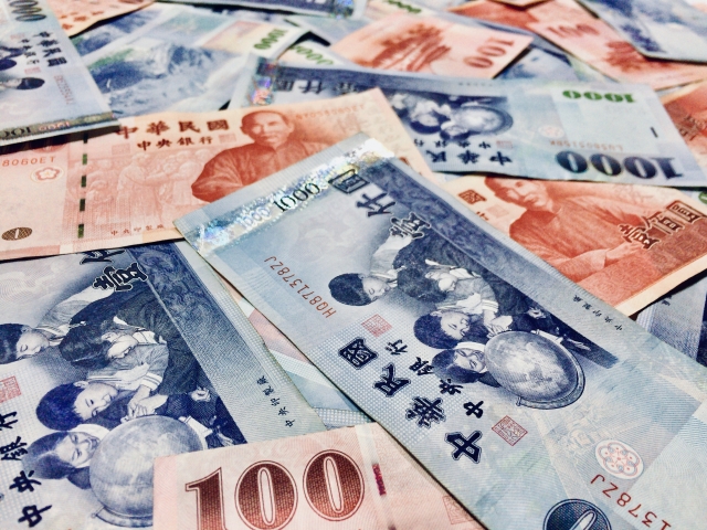 新台幣紙鈔，一百元及一千元，四天三夜到濟州島的花費