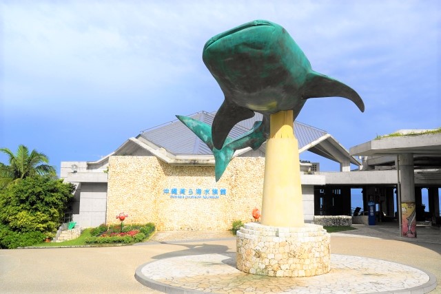 沖縄旅行の人気観光スポット-沖縄美ら海水族館の外見です。
