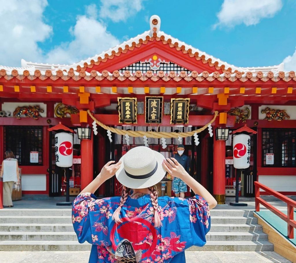 沖縄旅行の人気観光スポットは波上宮です。