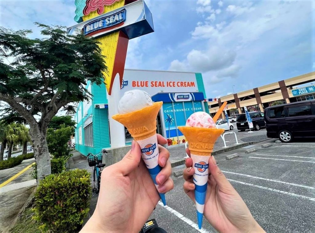 沖縄旅行の絶対に食べるべきグルメはブルーシールアイスクリームです。