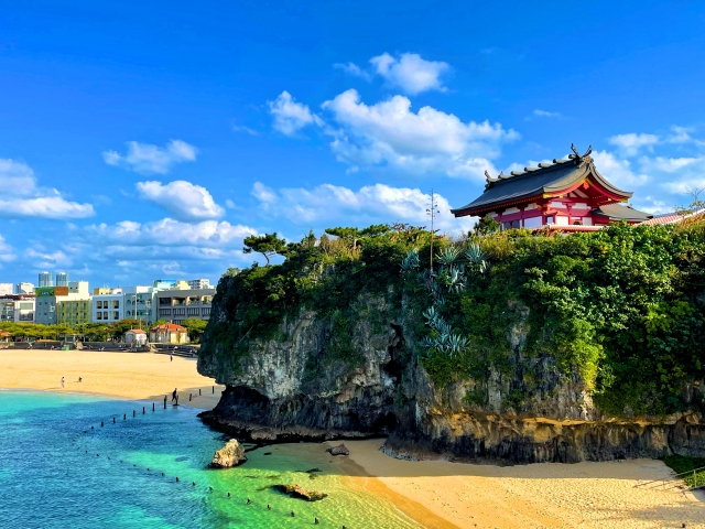 沖縄旅行の人気観光スポットの波上宮は波上海岸に隣接して断崖上に建てられています。