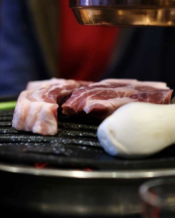 濟州島自由行，豬肉一條街，豬肉在烤盤上煎烤