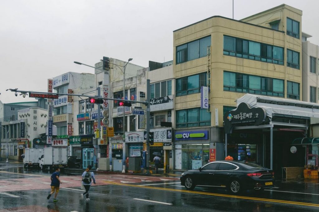 濟州島市區街景，下雨天，逛街可去地點