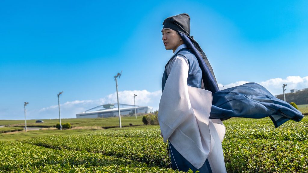 一個男子在Osulloc雪綠茶博物館拍照，身穿傳統韓服