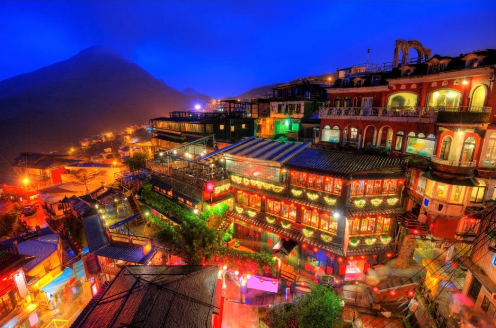 台湾旅行の人気観光スポットー夜の九份の写真です。