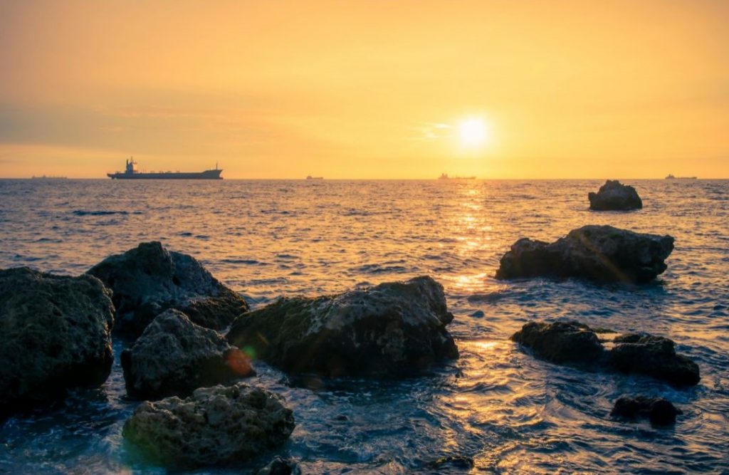 台湾旅行の人気観光スポットー西子湾の夕陽の美景の写真です。