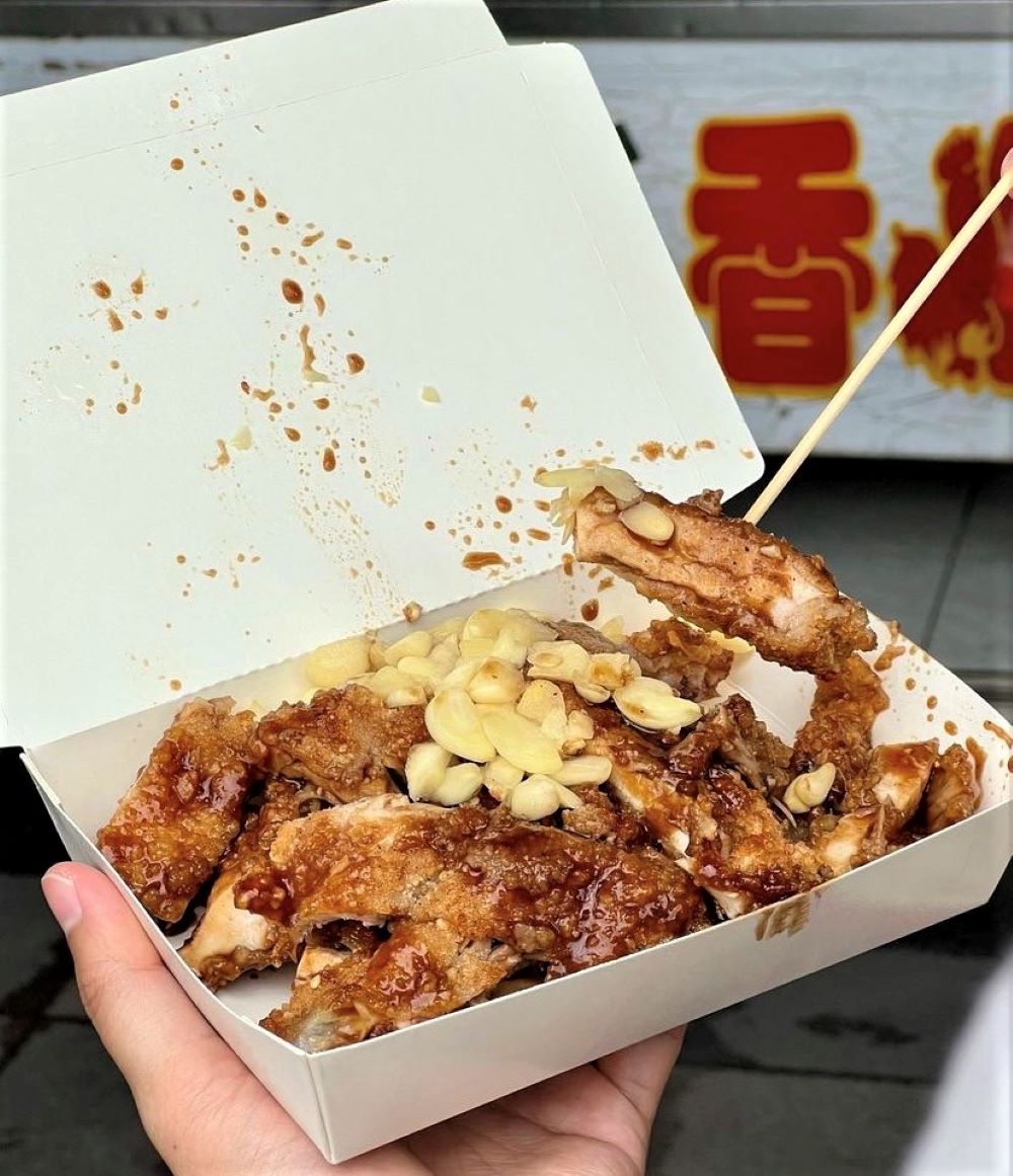 台湾料理-都国声沾醤鶏排の沾醤鶏排の写真です。
