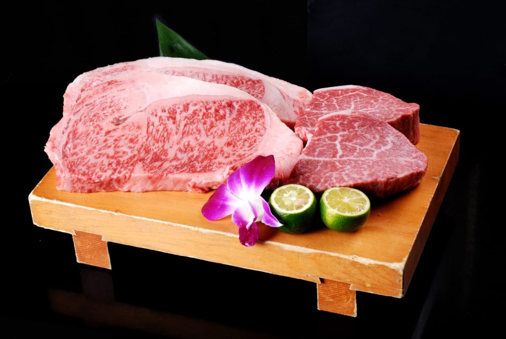 沖縄料理の店ーやきにく 華の肉料理の写真です。