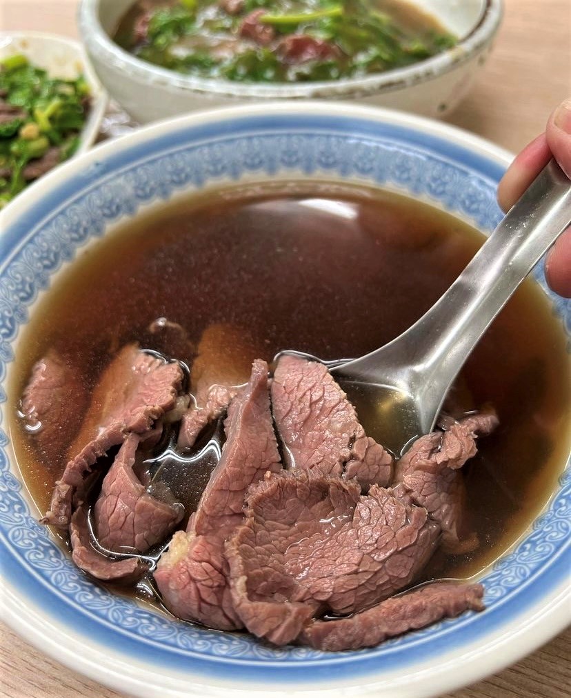 台湾料理-萬林牛肉湯の牛肉湯の写真です。