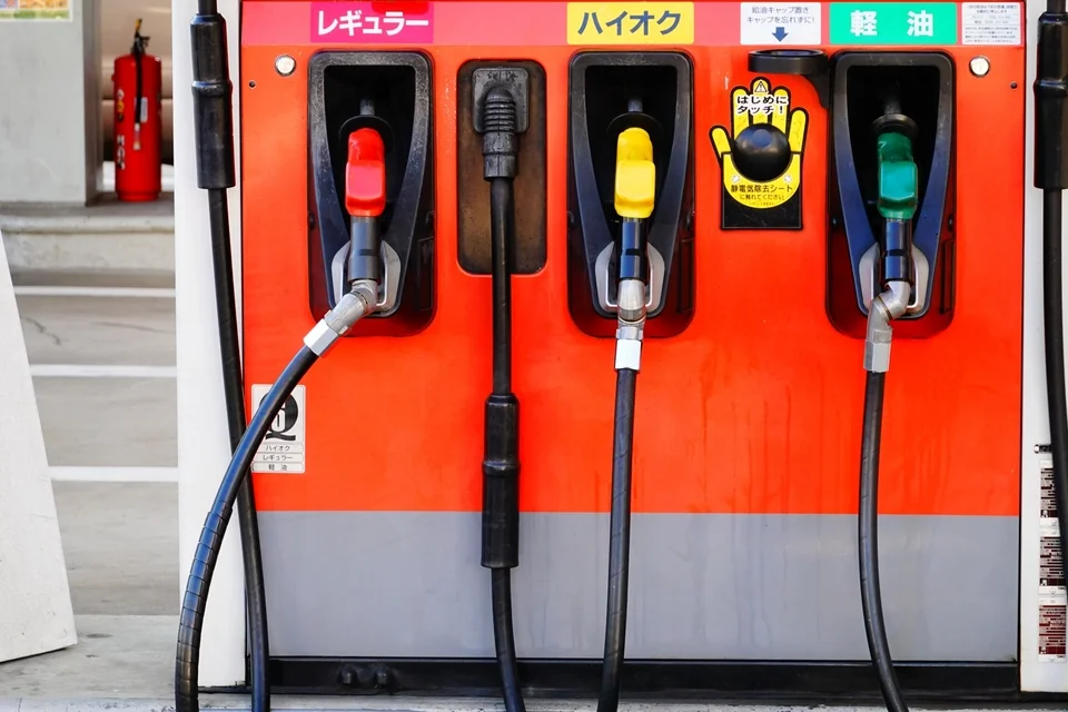 日本加油站，加油機圖片，三種顏色油槍