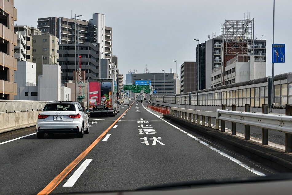 東京租車,高速公路,行駛在高架橋上
