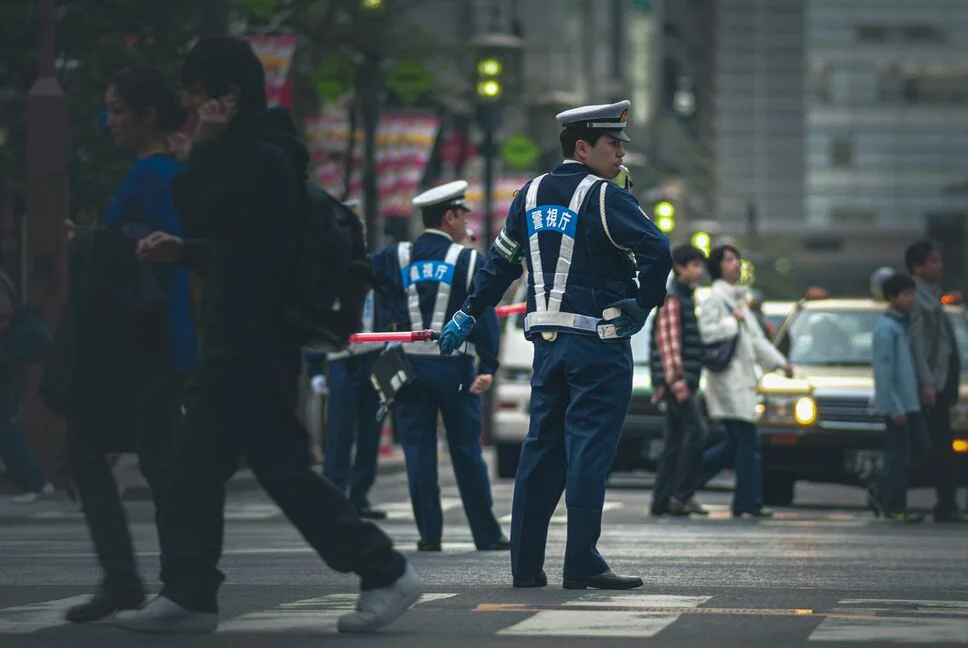 日本街道圖，兩位交通警察，指揮交通
