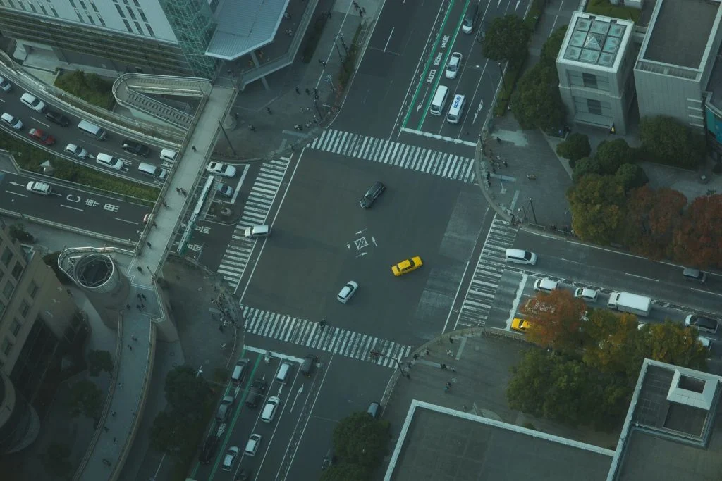 日本街道圖，左右轉彎先後順序，大十字路口，車輛路權示意圖
