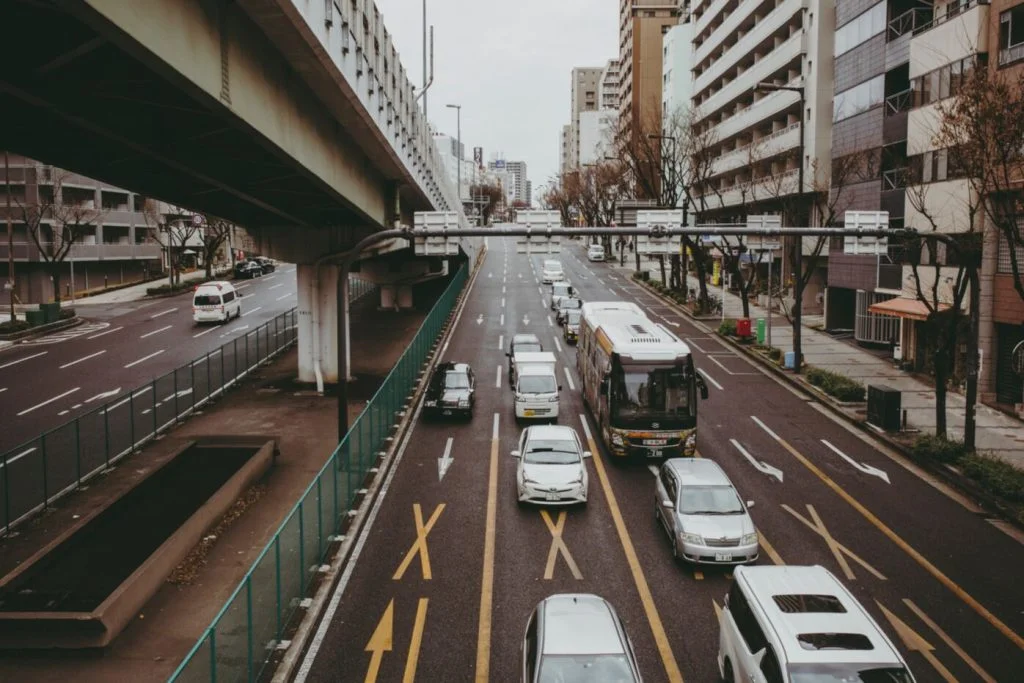 日本街道圖，四個車道，從白線變成黃線的車道分割線