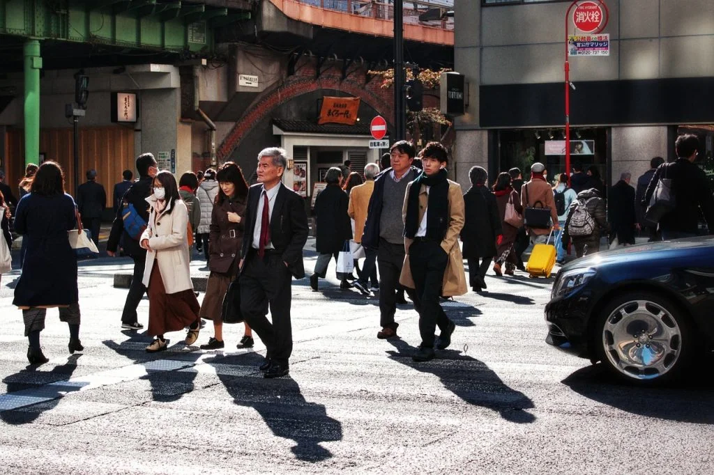 日本街道圖，人走在行穿線上，車輛在後方等待