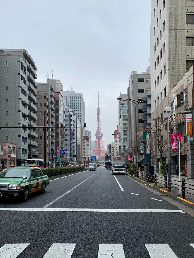 日本街道圖，東京鐵塔，人行道路緣有黃色虛線，臨時停車允許路面