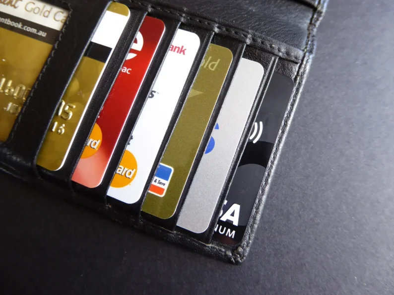一個錢包在桌上裡面裝著很多信用卡