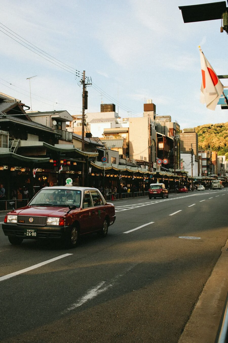 京都街道上有著幾台車輛,路中有白色的車道分割線
